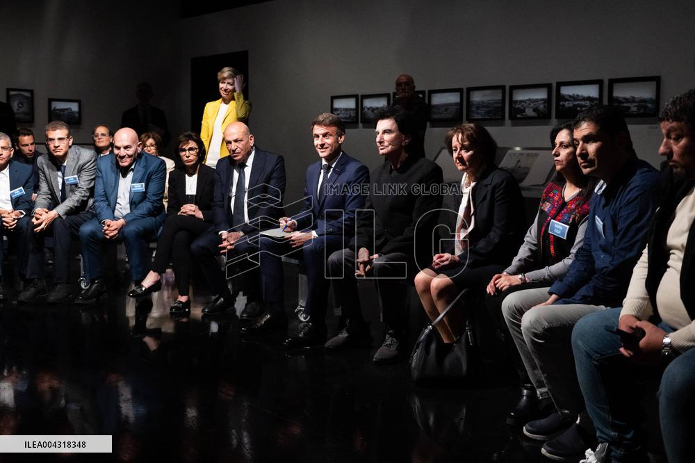 President Macron Visit The Exhibition Treasures Rescued From Gaza At Arab World Institute - Paris
