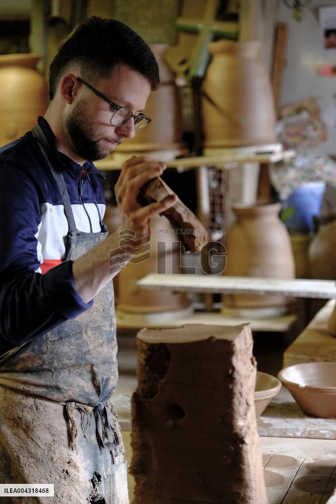 The Not Freres Pottery - Mas Saintes Puelles