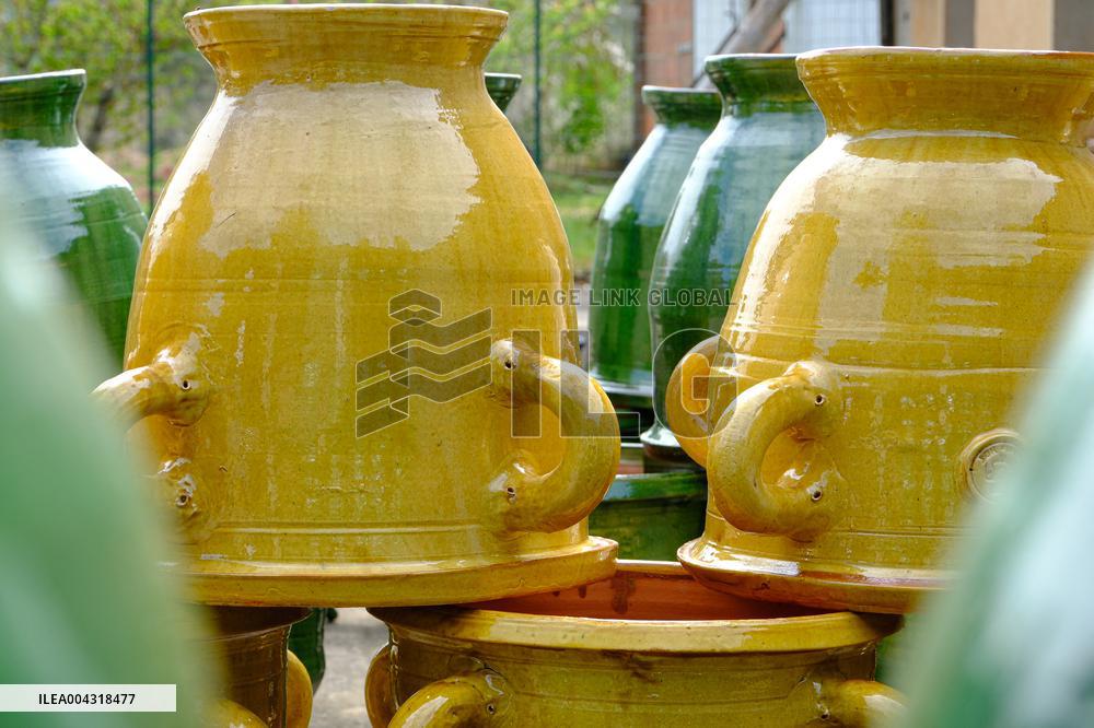 The Not Freres Pottery - Mas Saintes Puelles