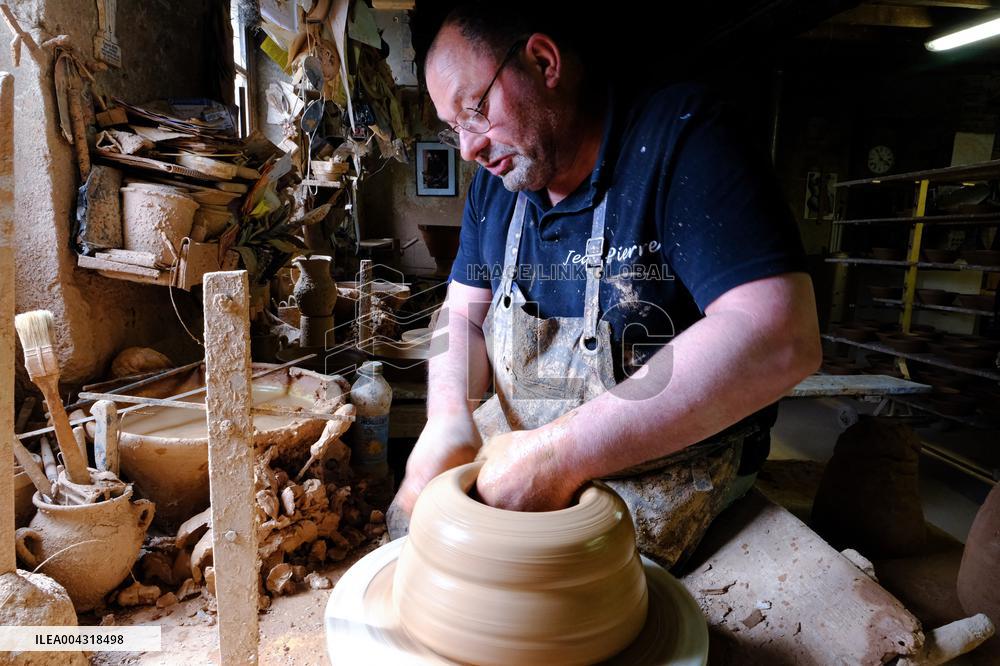 The Not Freres Pottery - Mas Saintes Puelles