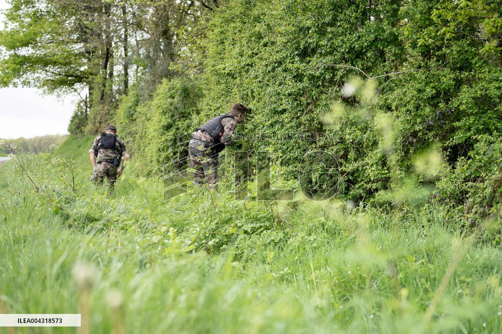 The Gendarmes are looking for the runner in the forest - Vivonne AJ