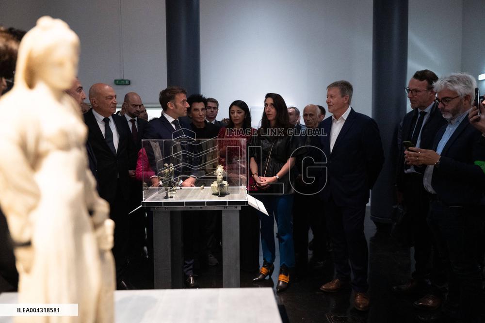 President Macron Visit The Exhibition Treasures Rescued From Gaza At Arab World Institute - Paris
