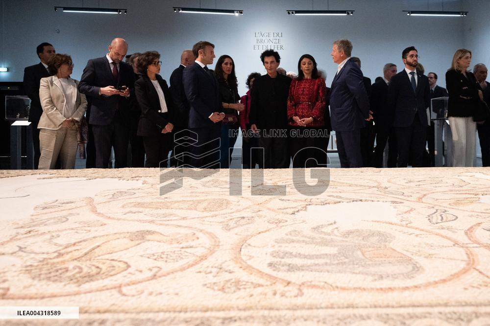 President Macron Visit The Exhibition Treasures Rescued From Gaza At Arab World Institute - Paris