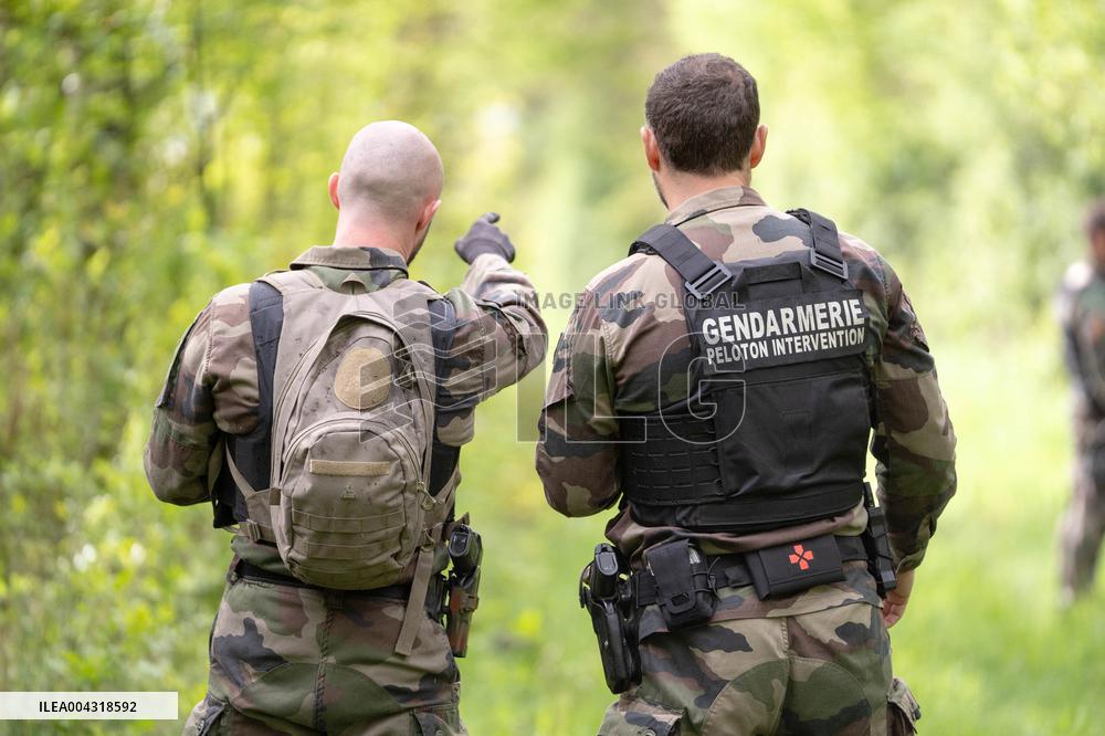 The Gendarmes are looking for the runner in the forest - Vivonne AJ