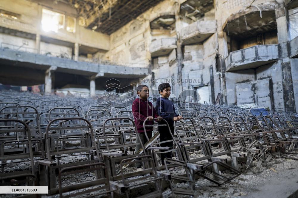 Displaced families live in the rubble of Islamic University - Gaza