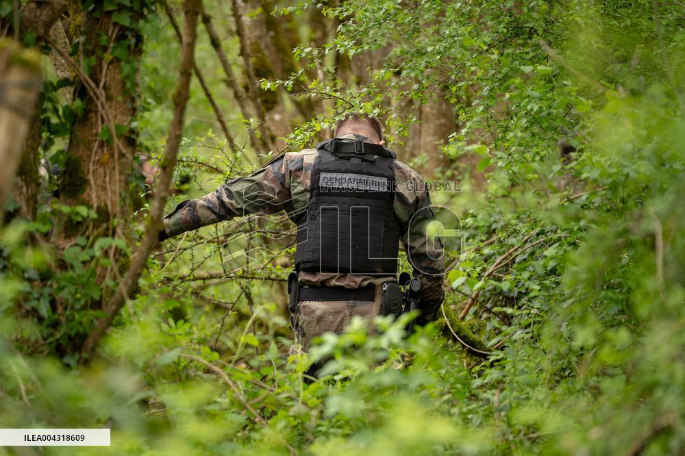 Gendarmes are looking for the runner in the forest  - Vivonne AJ