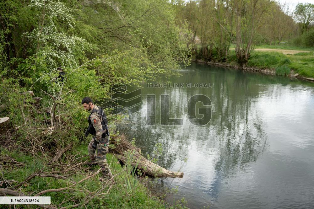 Gendarmes are looking for the runner in the forest  - Vivonne AJ