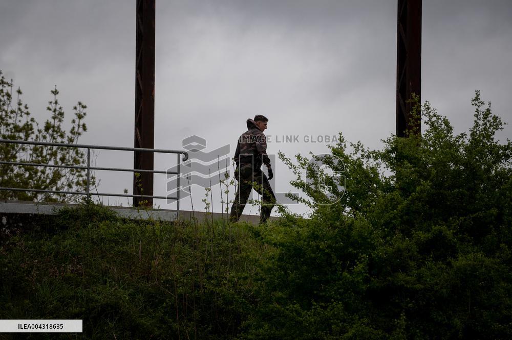 Gendarmes are looking for the runner in the forest  - Vivonne AJ