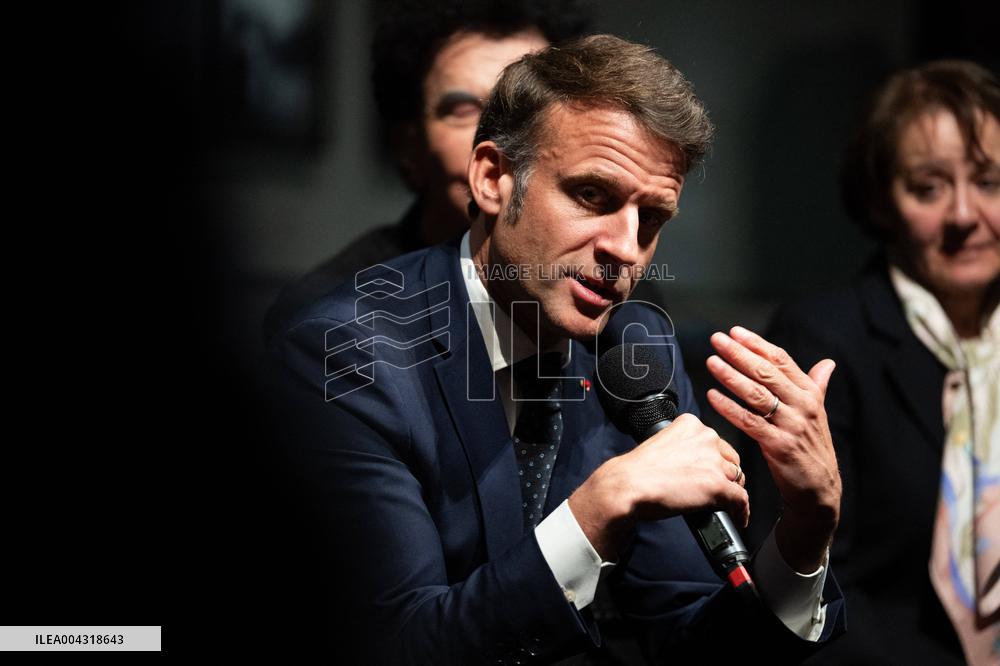 President Macron Visit The Exhibition Treasures Rescued From Gaza At Arab World Institute - Paris