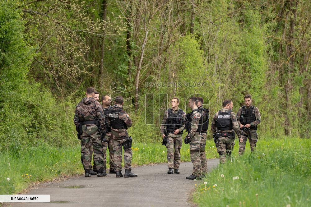 Gendarmes are looking for the runner in the forest  - Vivonne AJ
