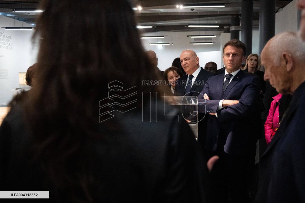 President Macron Visit The Exhibition Treasures Rescued From Gaza At Arab World Institute - Paris