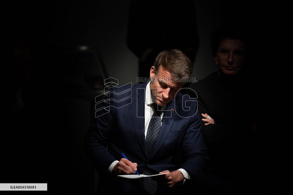 President Macron Visit The Exhibition Treasures Rescued From Gaza At Arab World Institute - Paris