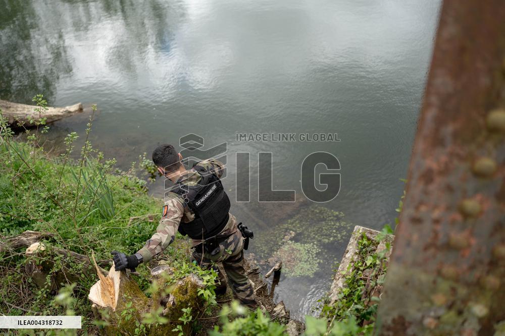 Gendarmes are looking for the runner in the forest  - Vivonne AJ