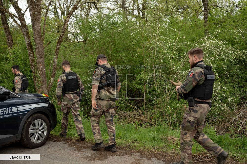 Gendarmes are looking for the runner in the forest  - Vivonne AJ