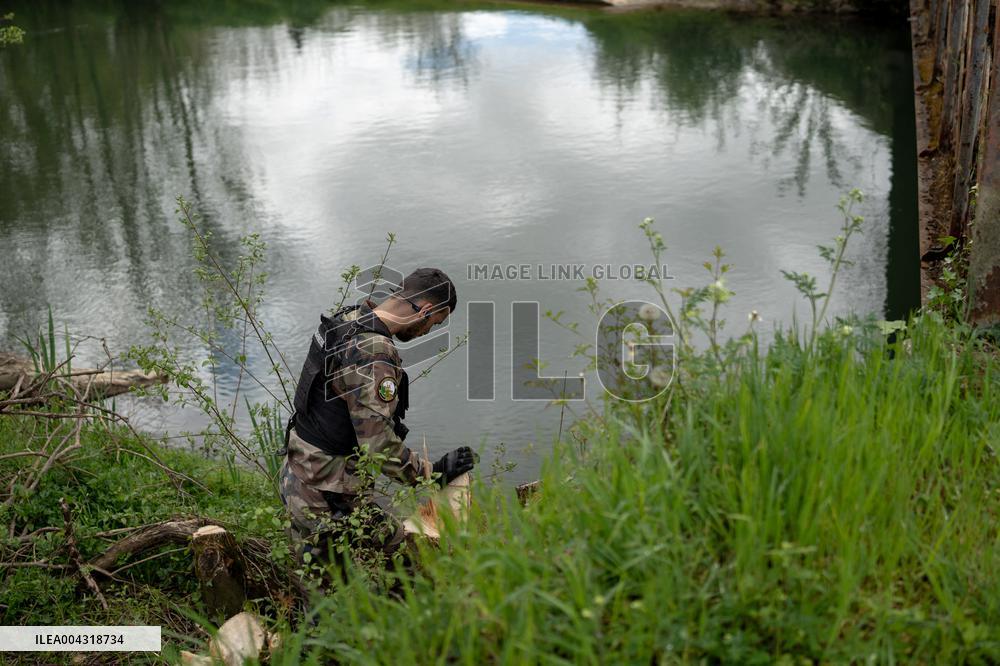 Gendarmes are looking for the runner in the forest  - Vivonne AJ