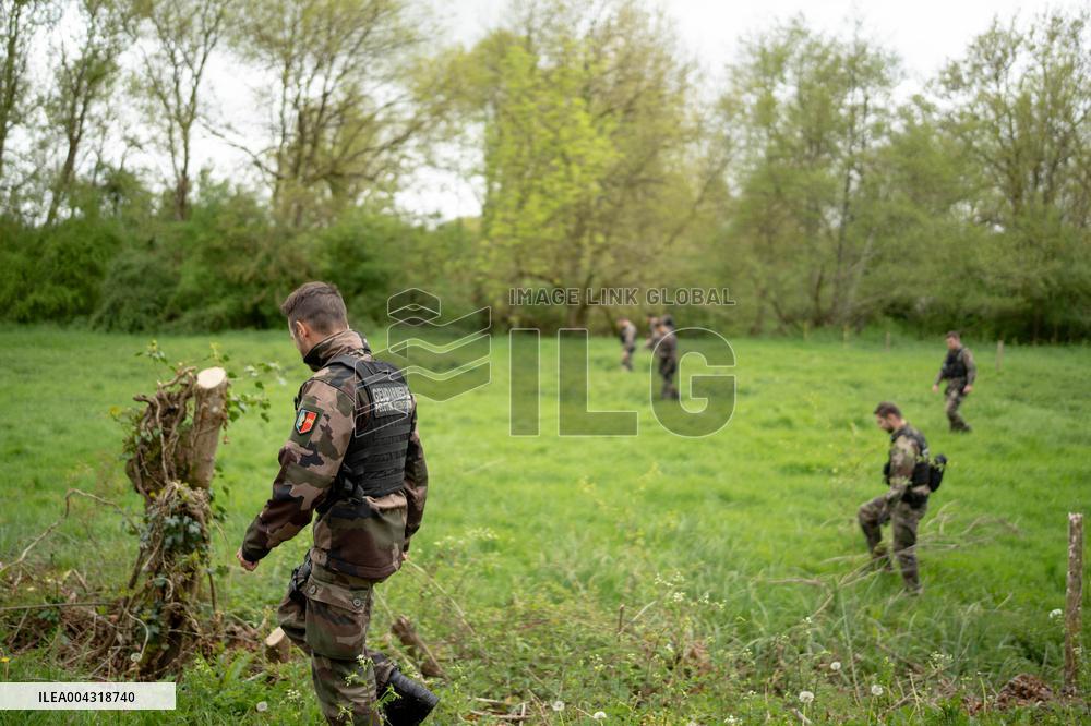 Gendarmes are looking for the runner in the forest  - Vivonne AJ