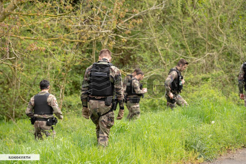 Gendarmes are looking for the runner in the forest  - Vivonne AJ