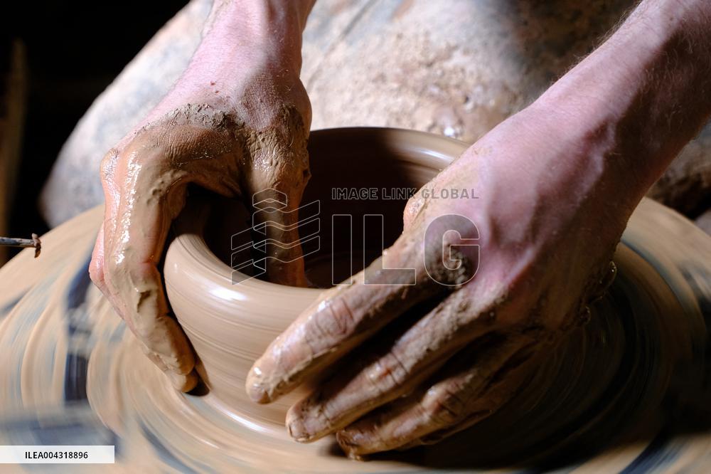 The Not Freres Pottery - Mas Saintes Puelles