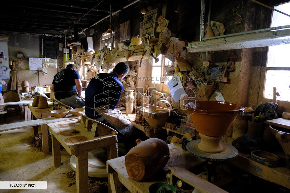 The Not Freres Pottery - Mas Saintes Puelles