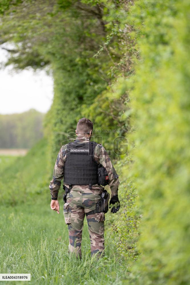 The Gendarmes are looking for the runner in the forest - Vivonne AJ