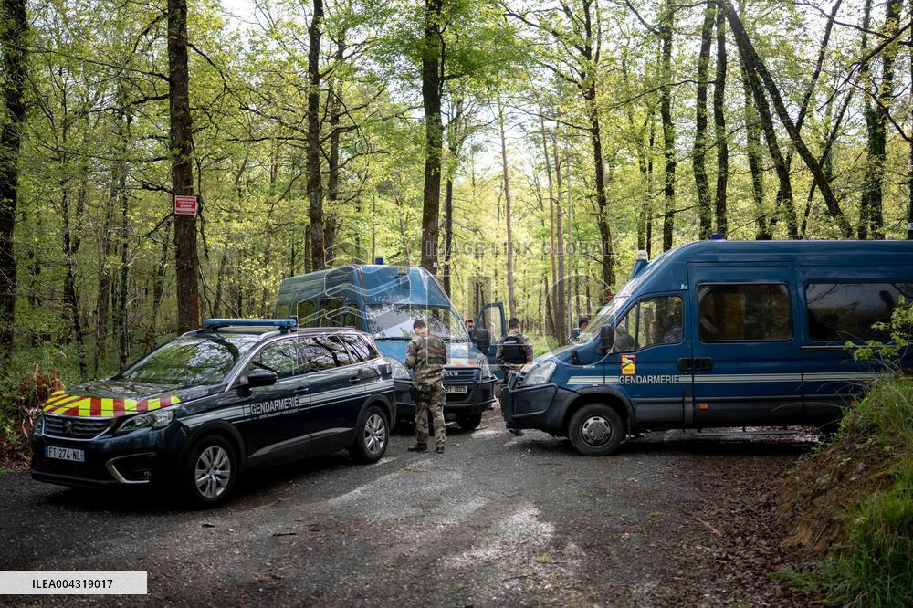 The Gendarmes are looking for the runner in the forest - Vivonne AJ