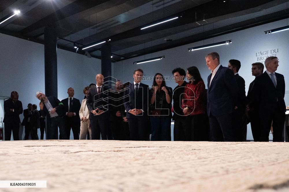 President Macron Visit The Exhibition Treasures Rescued From Gaza At Arab World Institute - Paris