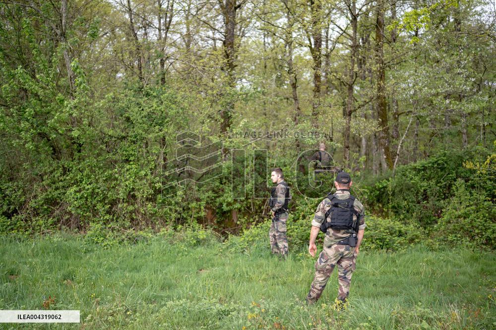The Gendarmes are looking for the runner in the forest - Vivonne AJ