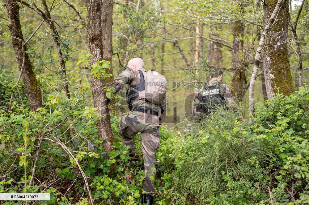 The Gendarmes are looking for the runner in the forest - Vivonne AJ