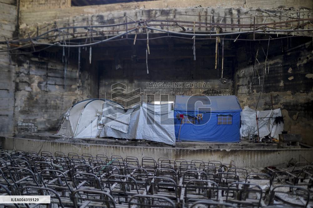 Displaced families live in the rubble of Islamic University - Gaza
