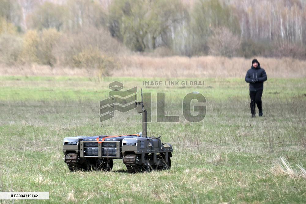 Large-scale trials of ground-based robots by Brave1 Cluster in Kyiv regionLarge-scale trials of ground-based robots by Brave1 Cl