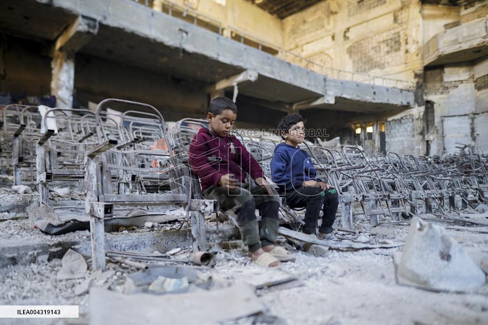 Displaced families live in the rubble of Islamic University - Gaza