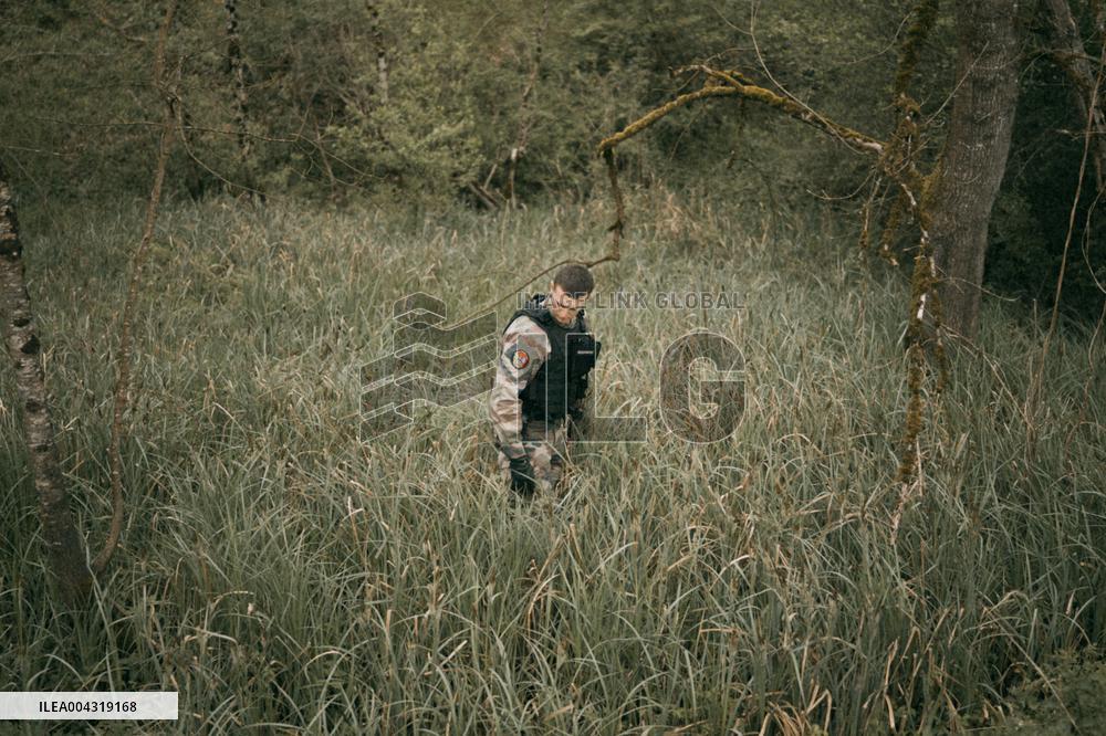 Gendarmes are looking for the runner in the forest  - Vivonne AJ