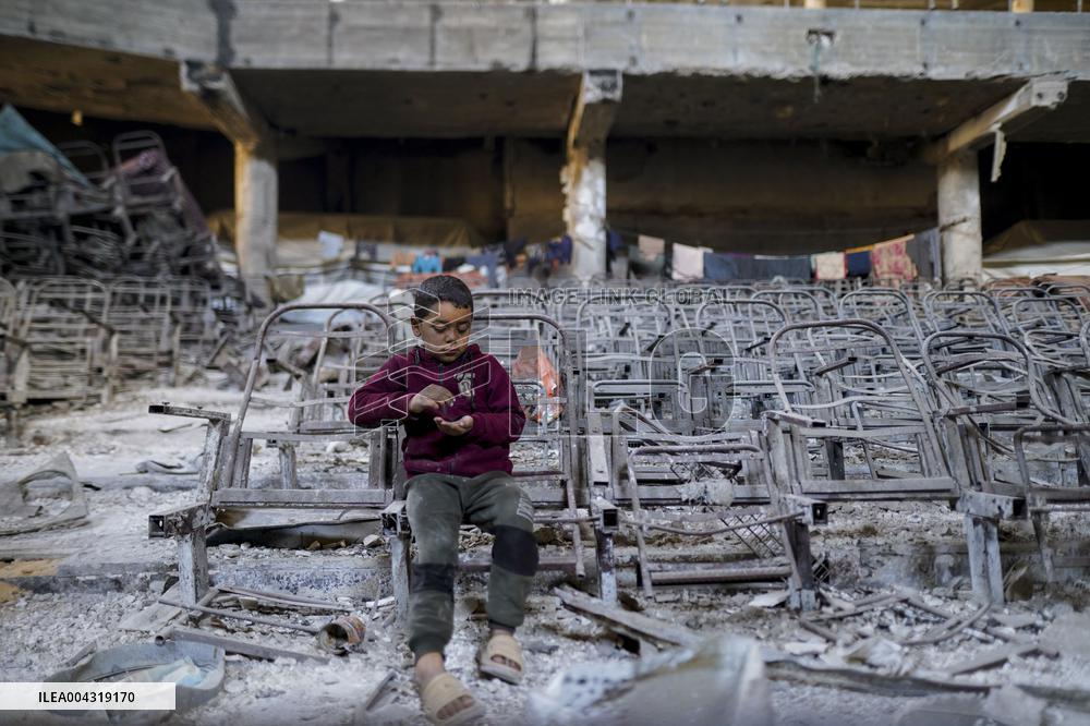 Displaced families live in the rubble of Islamic University - Gaza