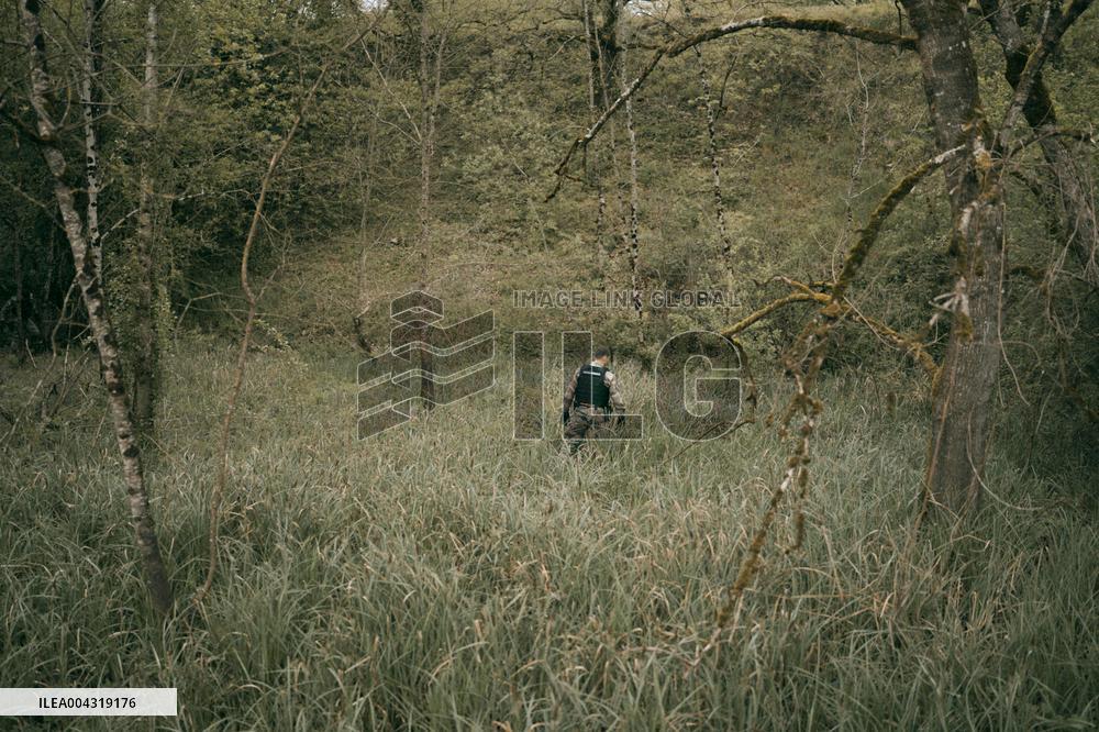 Gendarmes are looking for the runner in the forest  - Vivonne AJ