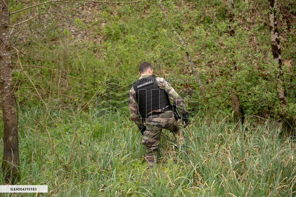 Gendarmes are looking for the runner in the forest  - Vivonne AJ