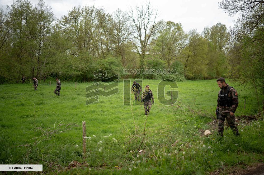 Gendarmes are looking for the runner in the forest  - Vivonne AJ