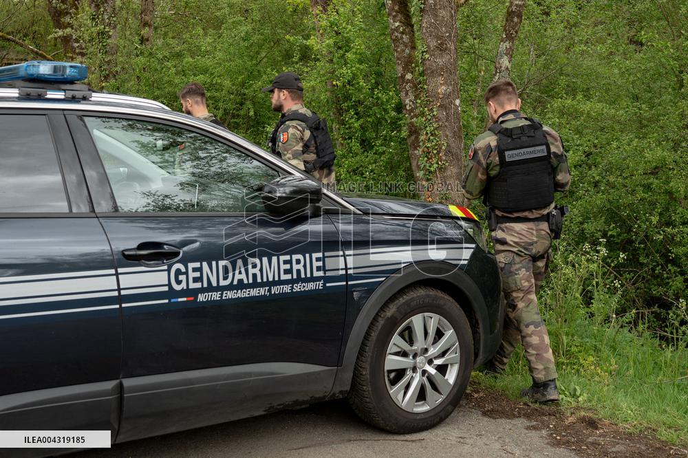 Gendarmes are looking for the runner in the forest  - Vivonne AJ