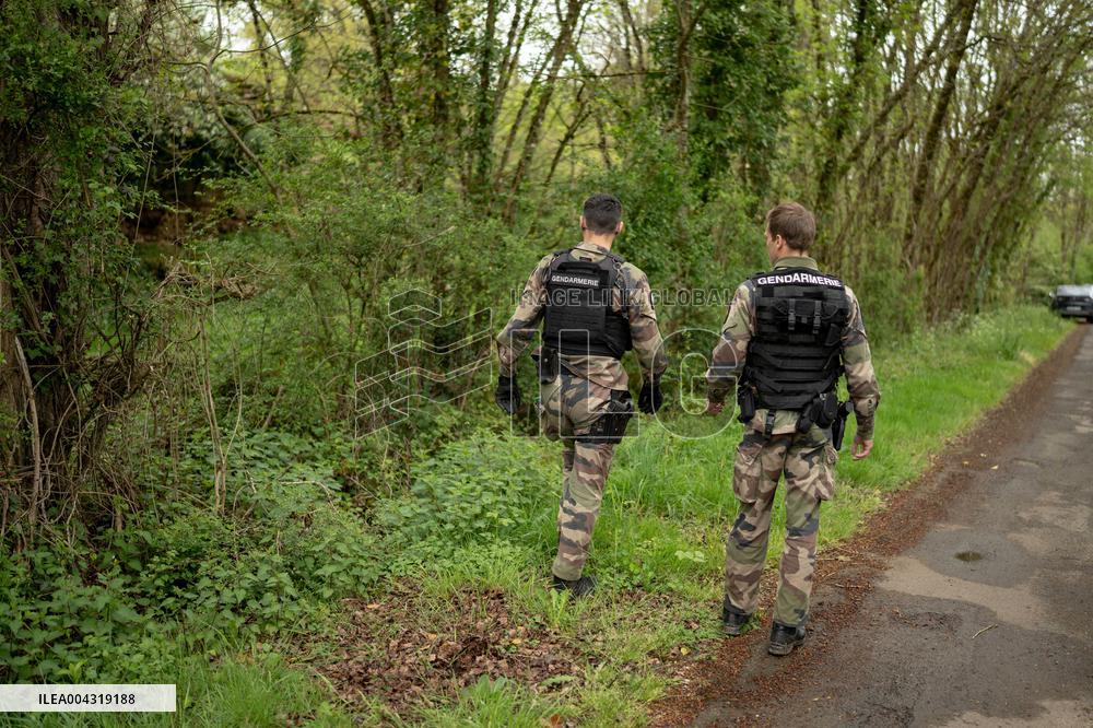 Gendarmes are looking for the runner in the forest  - Vivonne AJ