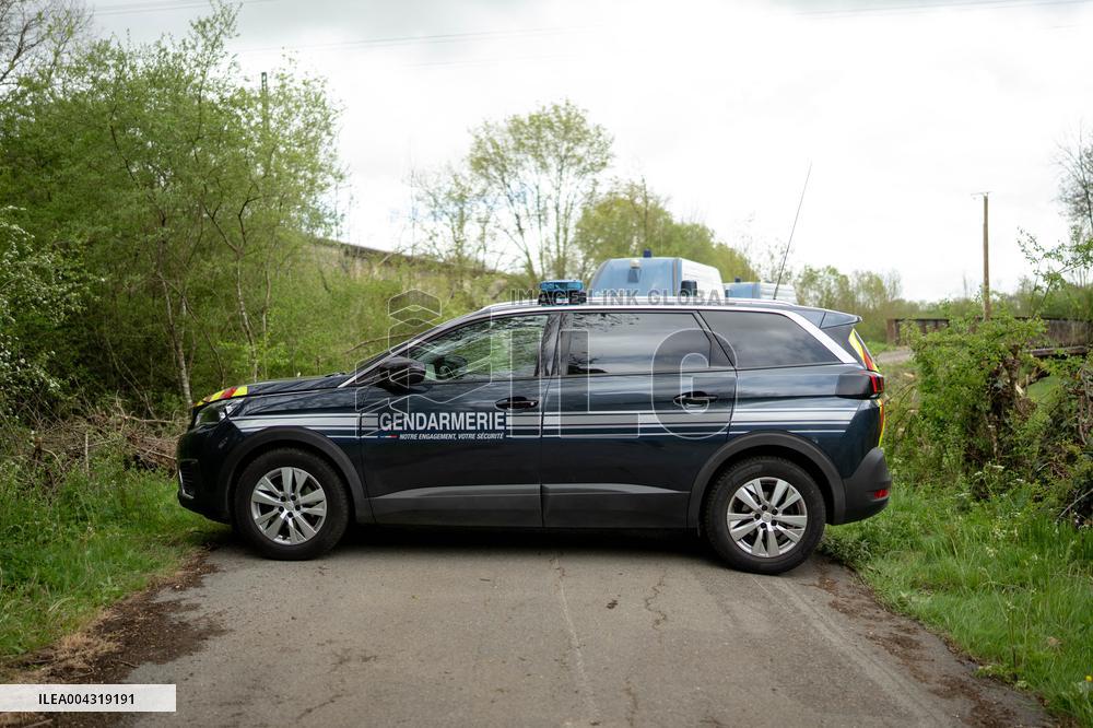 Gendarmes are looking for the runner in the forest  - Vivonne AJ