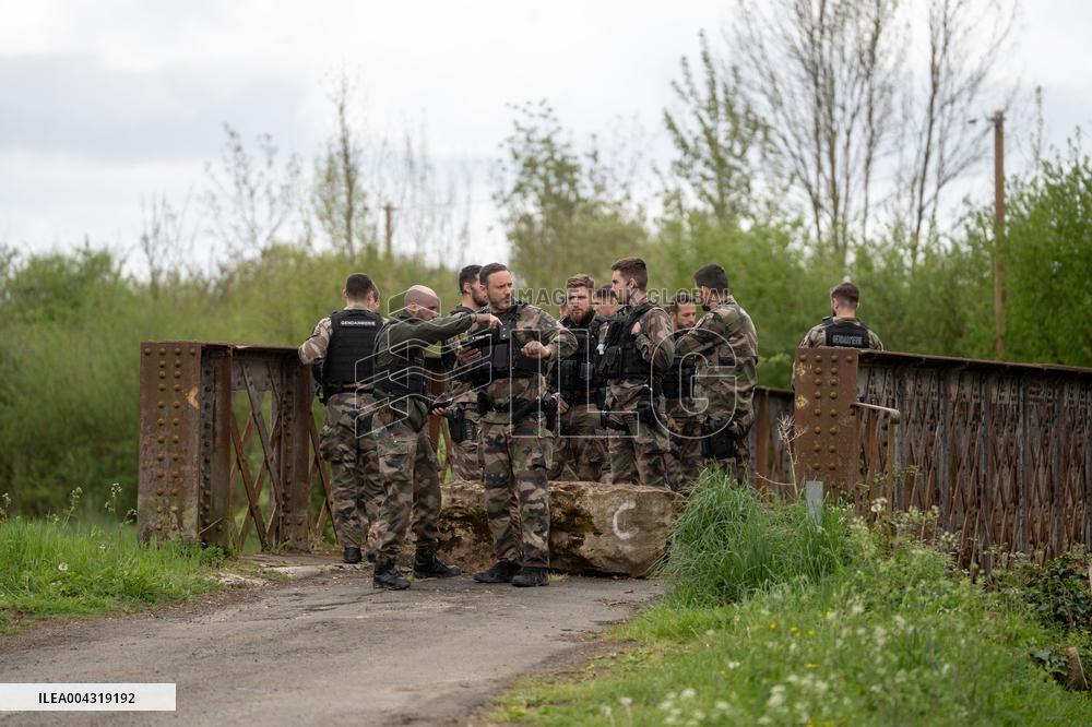 Gendarmes are looking for the runner in the forest  - Vivonne AJ
