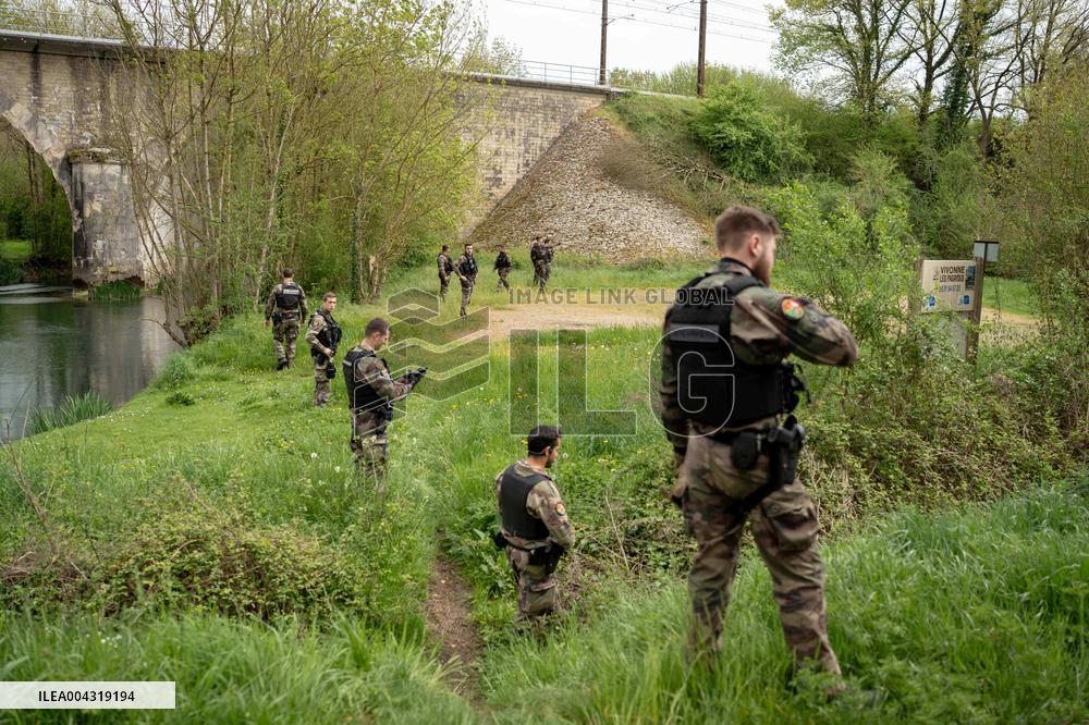 Gendarmes are looking for the runner in the forest  - Vivonne AJ