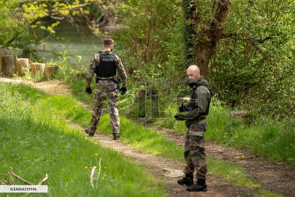 Gendarmes are looking for the runner in the forest  - Vivonne AJ