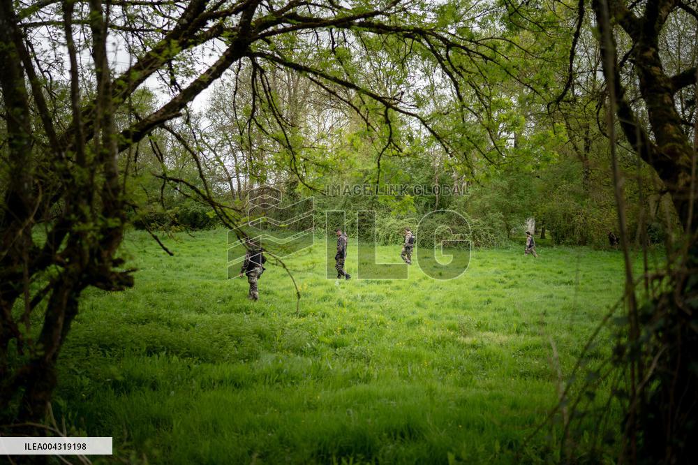 Gendarmes are looking for the runner in the forest  - Vivonne AJ