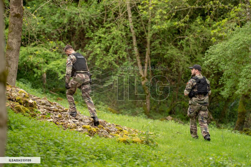 Gendarmes are looking for the runner in the forest  - Vivonne AJ