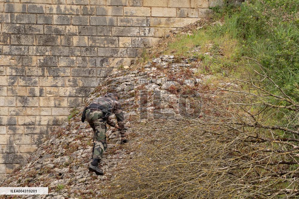 Gendarmes are looking for the runner in the forest  - Vivonne AJ