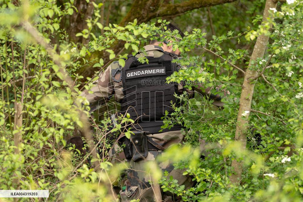 Gendarmes are looking for the runner in the forest  - Vivonne AJ