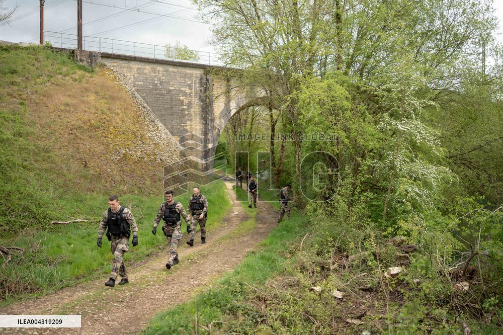 Gendarmes are looking for the runner in the forest  - Vivonne AJ