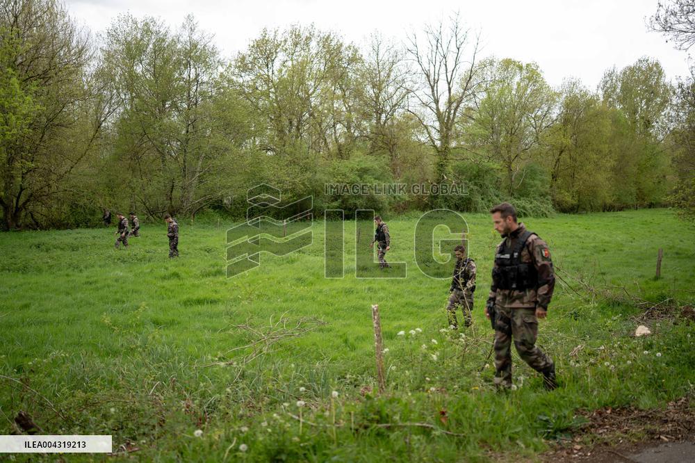 Gendarmes are looking for the runner in the forest  - Vivonne AJ