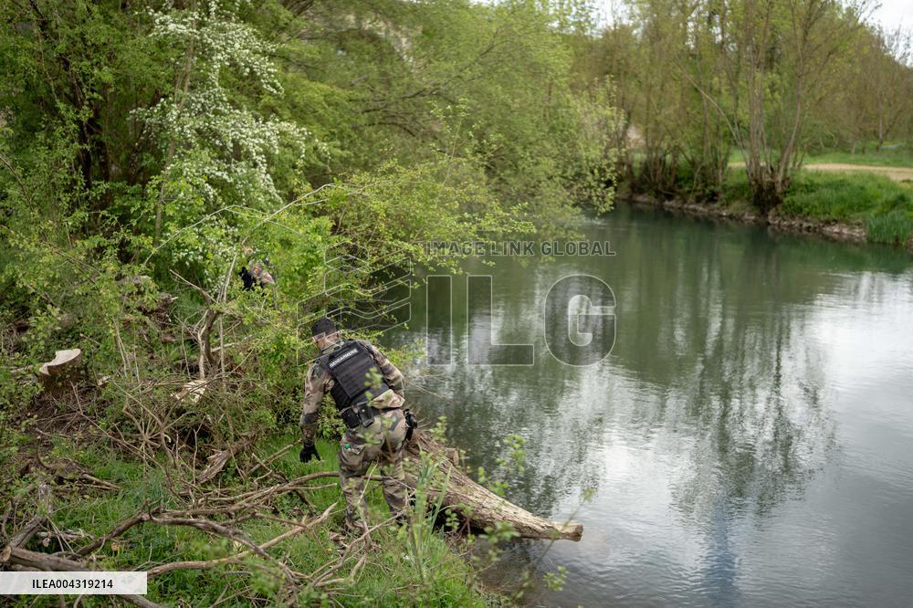 Gendarmes are looking for the runner in the forest  - Vivonne AJ