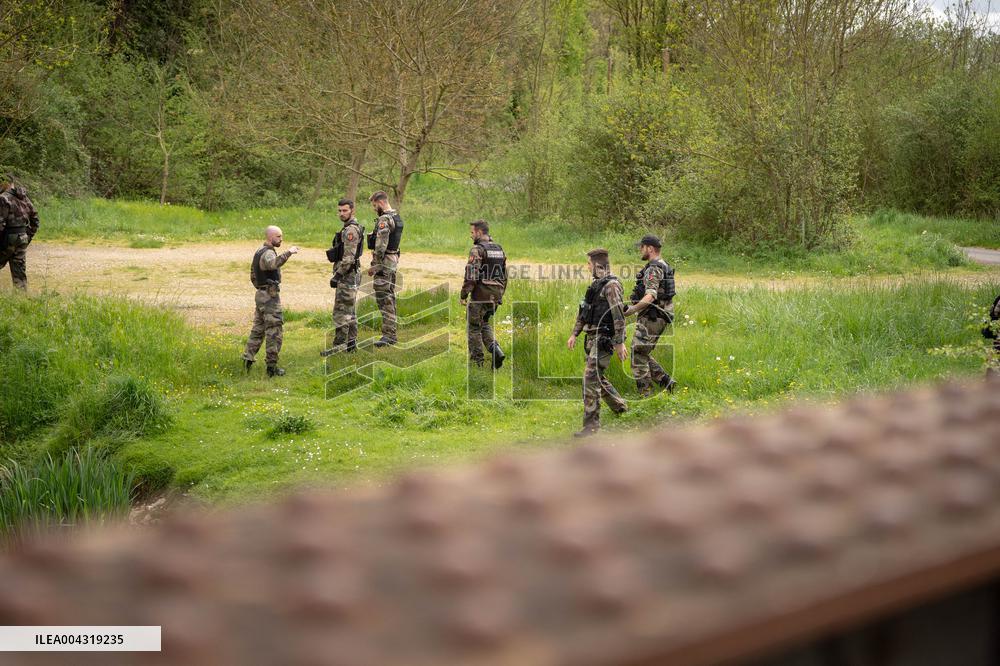 Gendarmes are looking for the runner in the forest  - Vivonne AJ